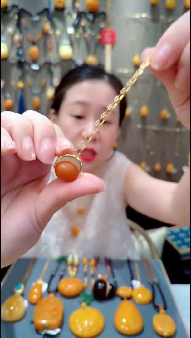 蜜蜡银S925镀金镶嵌珠宝奇石﹣F254蜜蜡吊坠路路通