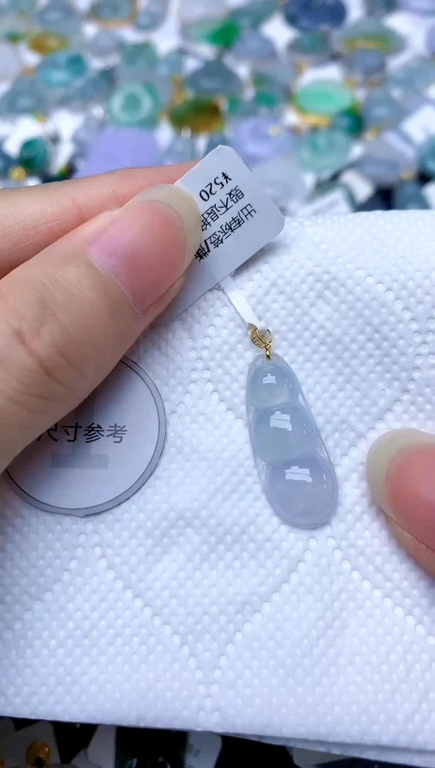 颈饰18K金镶嵌翡翠天然A货翡翠