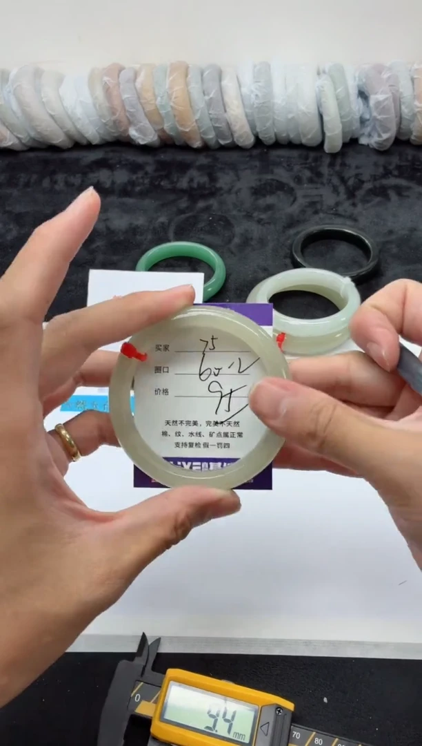 未镶嵌手镯石英质玉75+