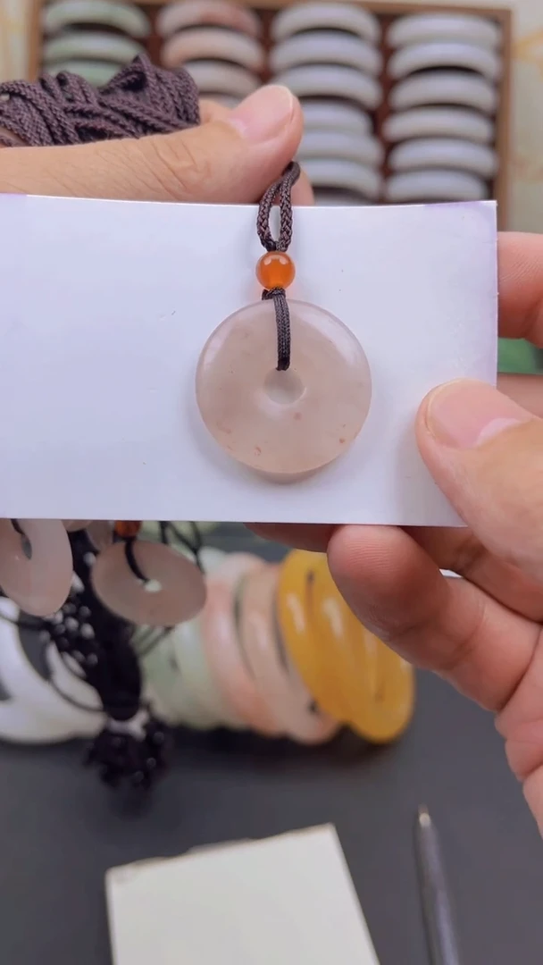 石英质玉未镶嵌颈饰桃花平安扣