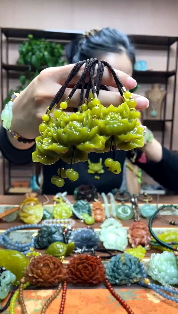 未镶嵌岫玉颈饰多样性发货发其中之一