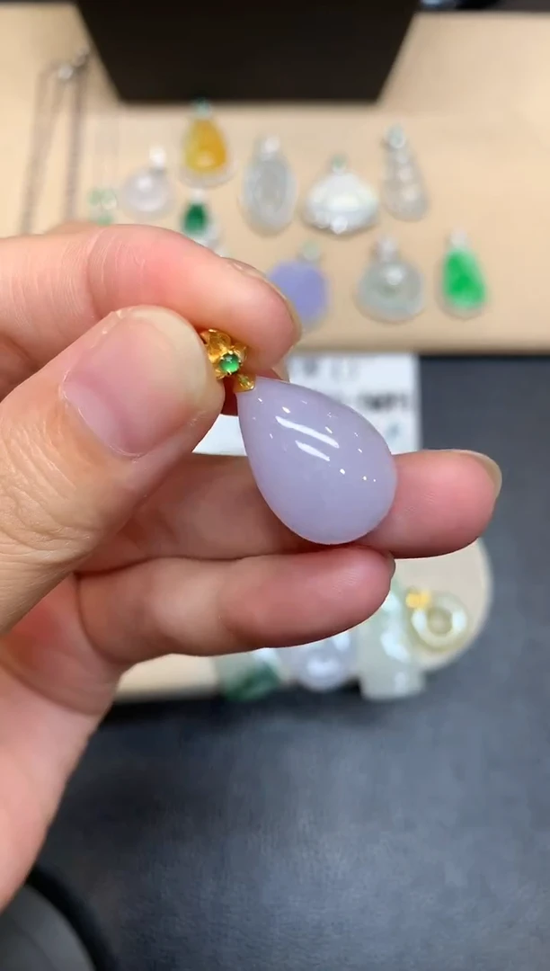 颈饰18K金镶嵌翡翠水滴【无服务费