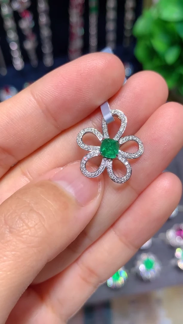 吊坠(不含链)18K金镶嵌祖母绿0.65ct