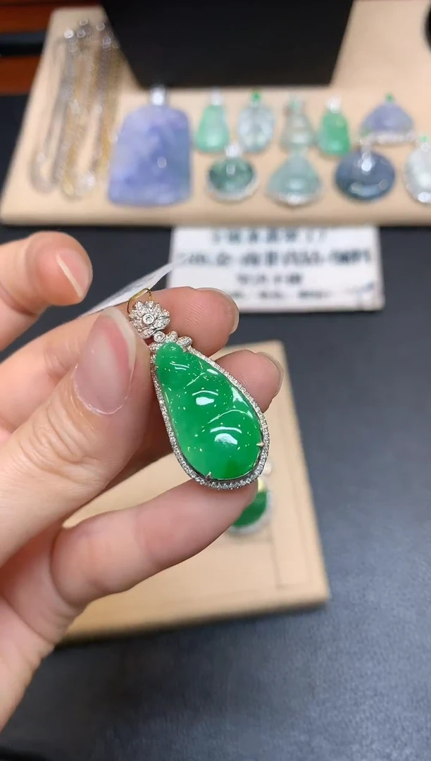 【闪购商品】翡翠颈饰18K金镶嵌福豆【无服务费