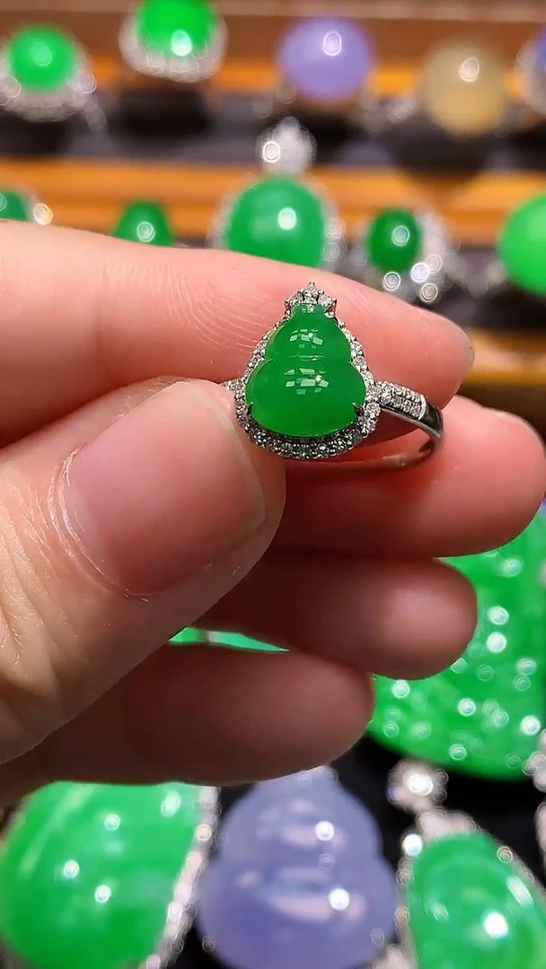 翡翠戒指18K金镶嵌翡翠
