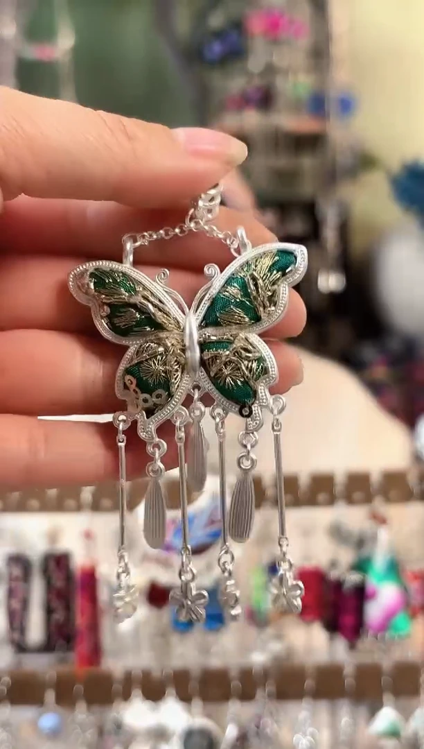 彩云南阁非遗老绣苗银饰品526