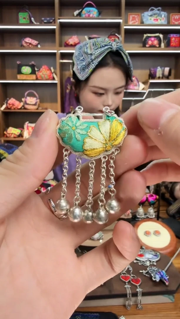 【闪购商品】织绣107蒙阿苏苗绣传承
