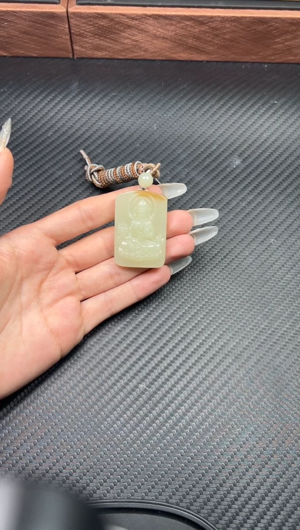 吊坠(赠链)未镶嵌和田玉若羌微色差吊坠