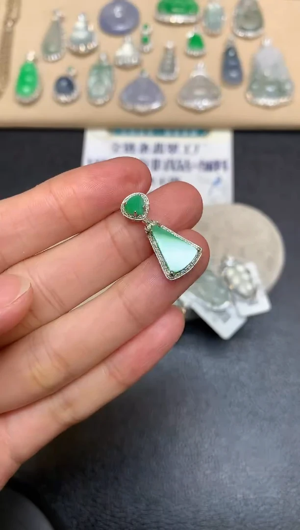 颈饰18K金镶嵌翡翠无事牌【无服务费【48小时鉴赏期】