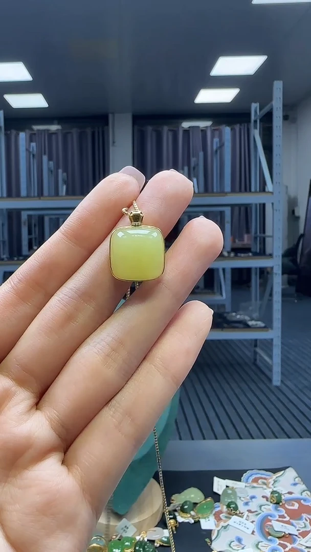 18K金镶嵌和田玉挂件 不含链