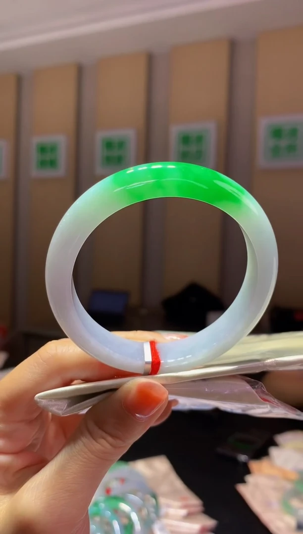 未镶嵌手镯翡翠-Q82 圈口56.8 全款16.8万 定金2万