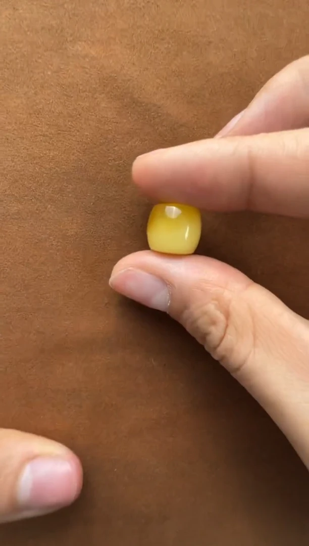 【闪购商品】蜜蜡裸石未镶嵌俄料微瑕12*10.8mm1.109克