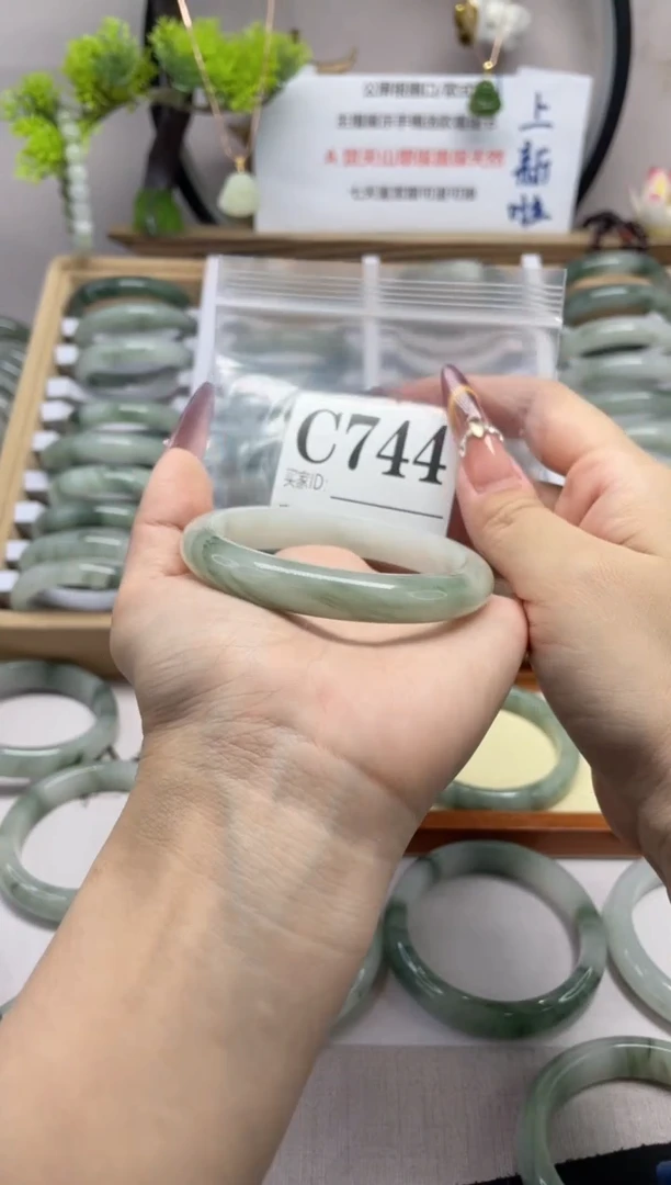 【闪购商品】石英质玉(天山翠)手镯未镶嵌c744