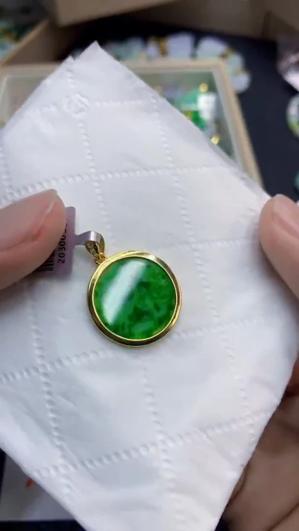 翡翠未镶嵌颈饰             1