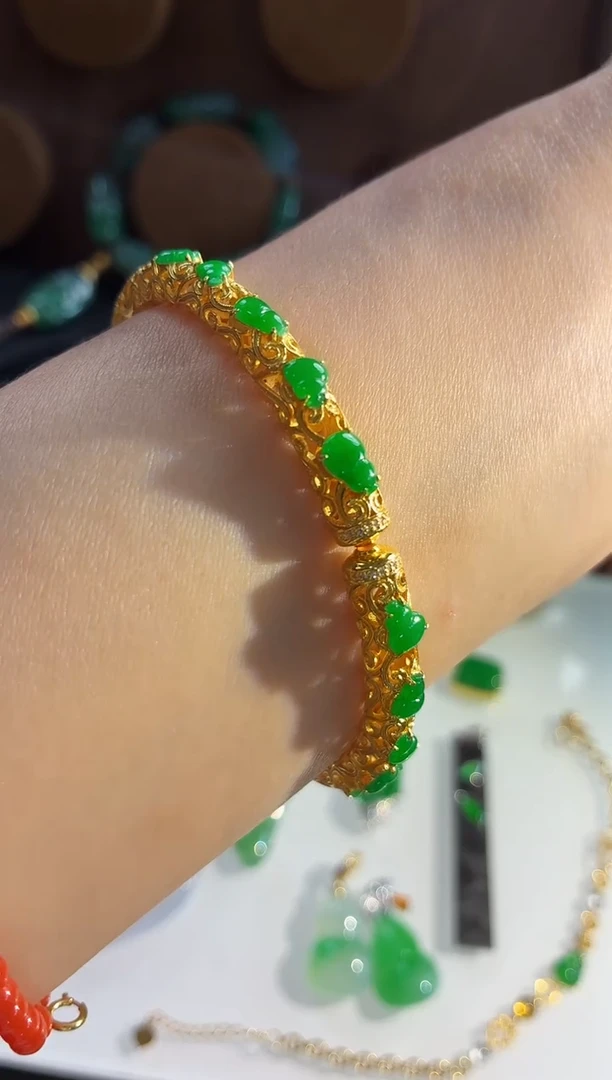 18K金镶嵌手镯翡翠手镯