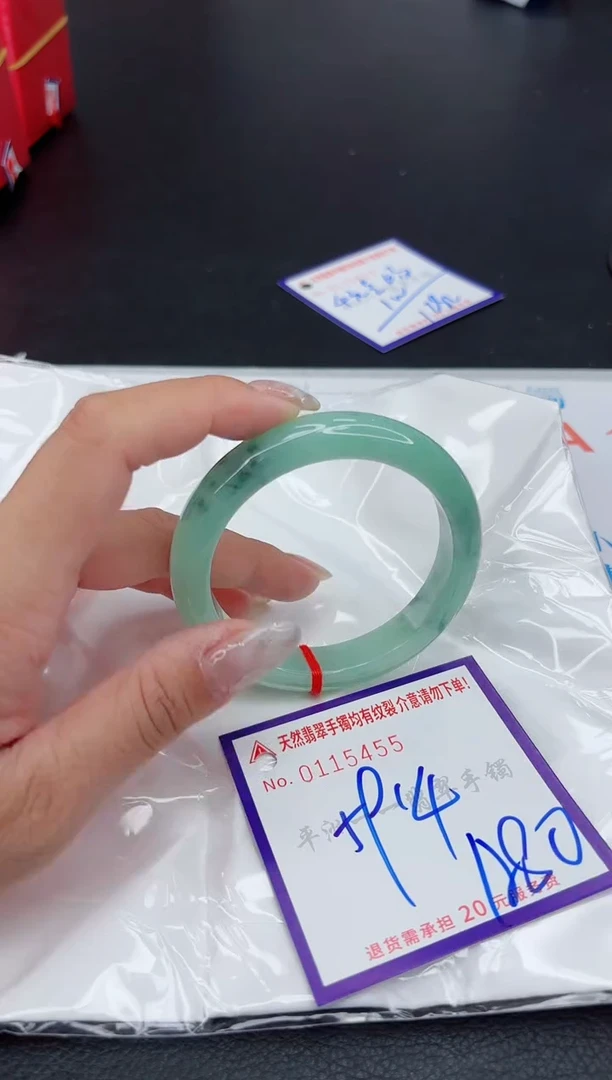 翡翠手镯未镶嵌1