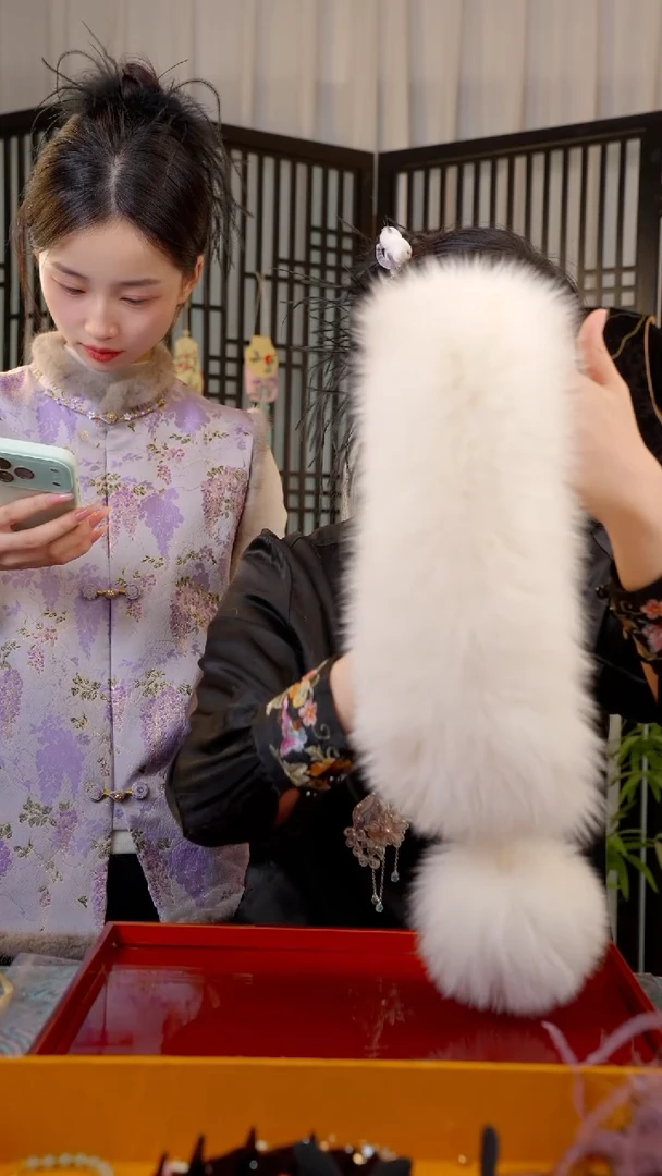 刺绣奶油 米白色 狐狸毛獭兔毛毛领子