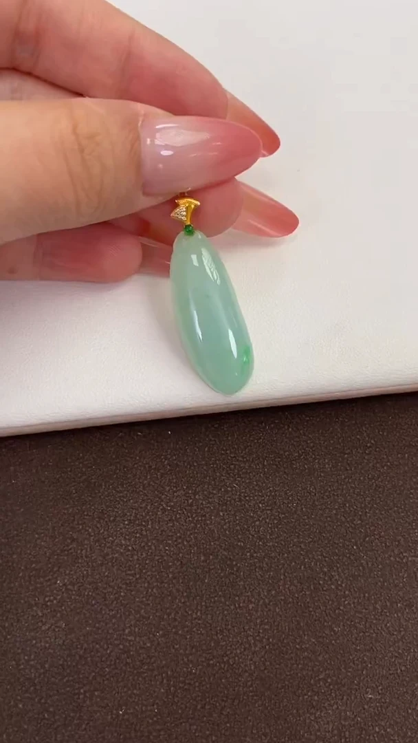 翡翠18K金镶嵌颈饰天然缅甸A货翡翠