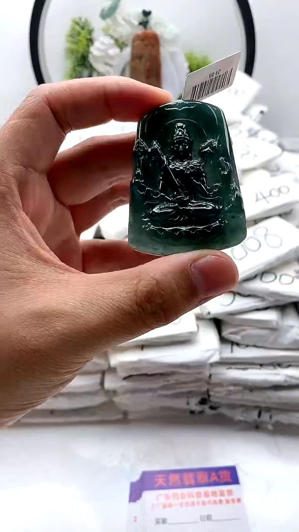 翡翠未镶嵌颈饰虚空藏