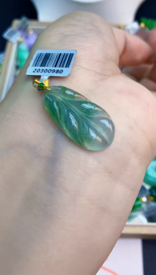 翡翠未镶嵌颈饰1