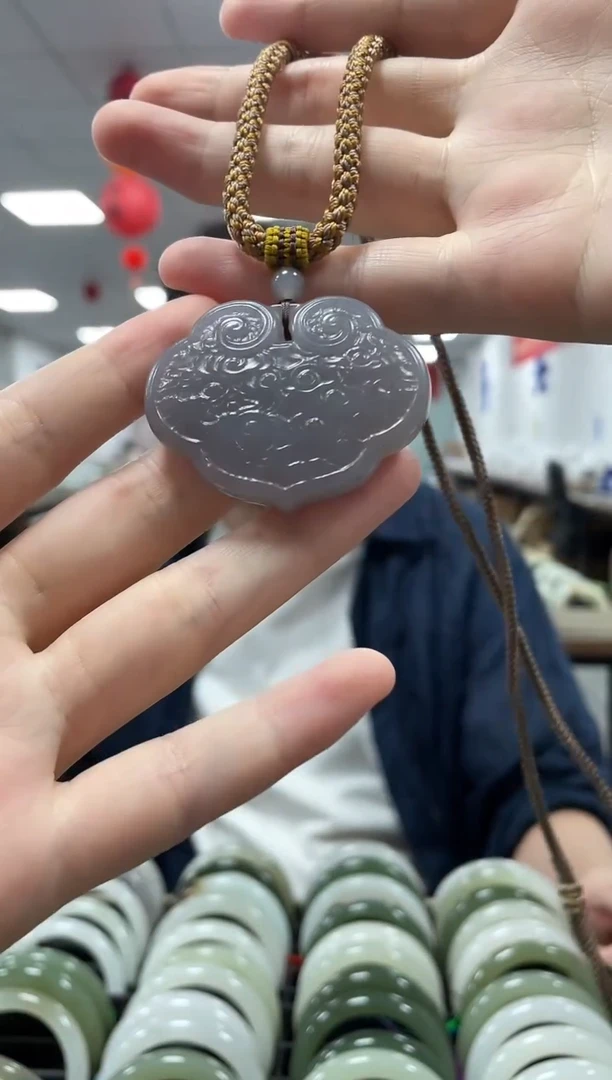 和田玉未镶嵌颈饰烟紫如意挂件一件