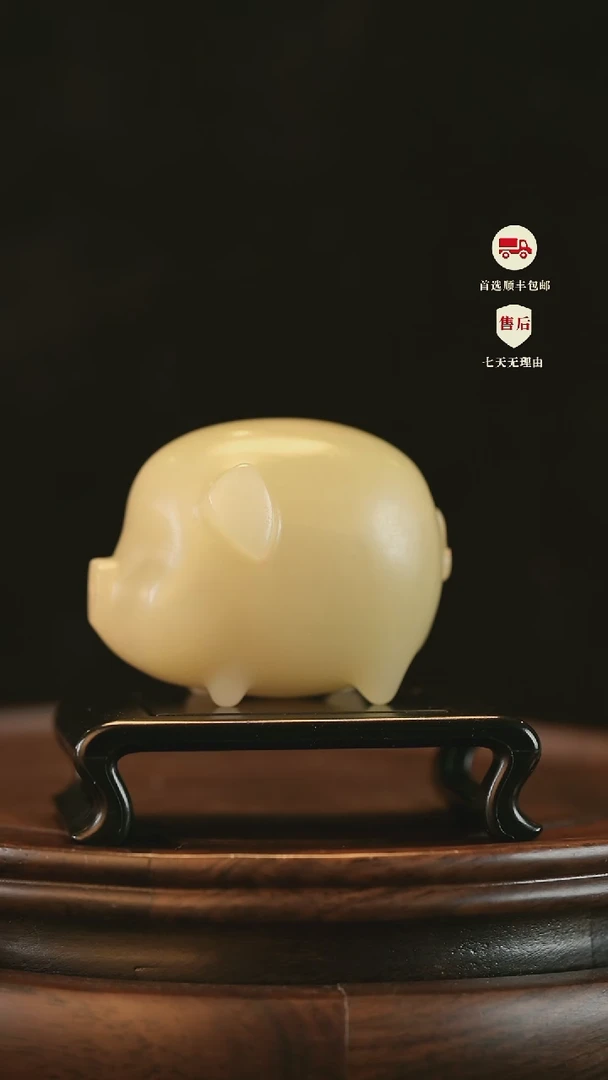 云南石竹叶青雕刻：可爱猪