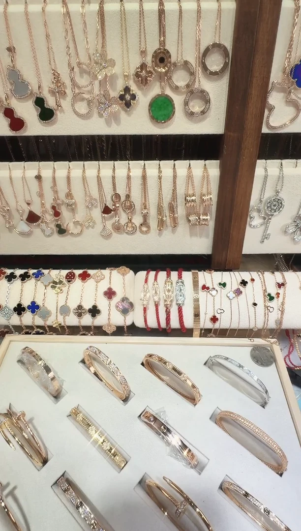 18K金镶嵌戒指钻石戒指