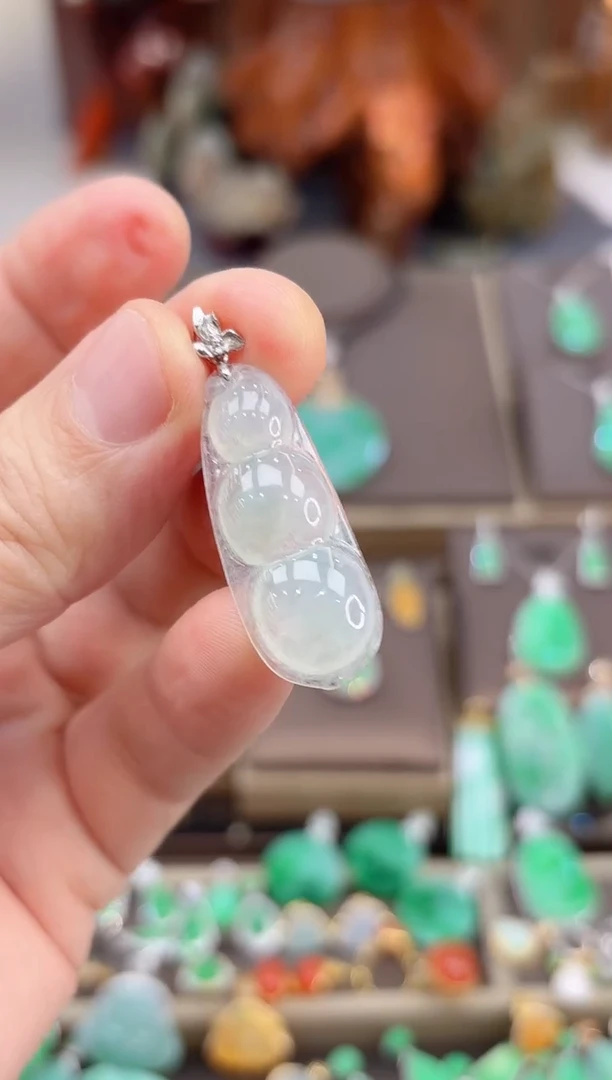 【闪购商品】翡翠吊坠(赠链)18K金镶嵌豆子吊坠