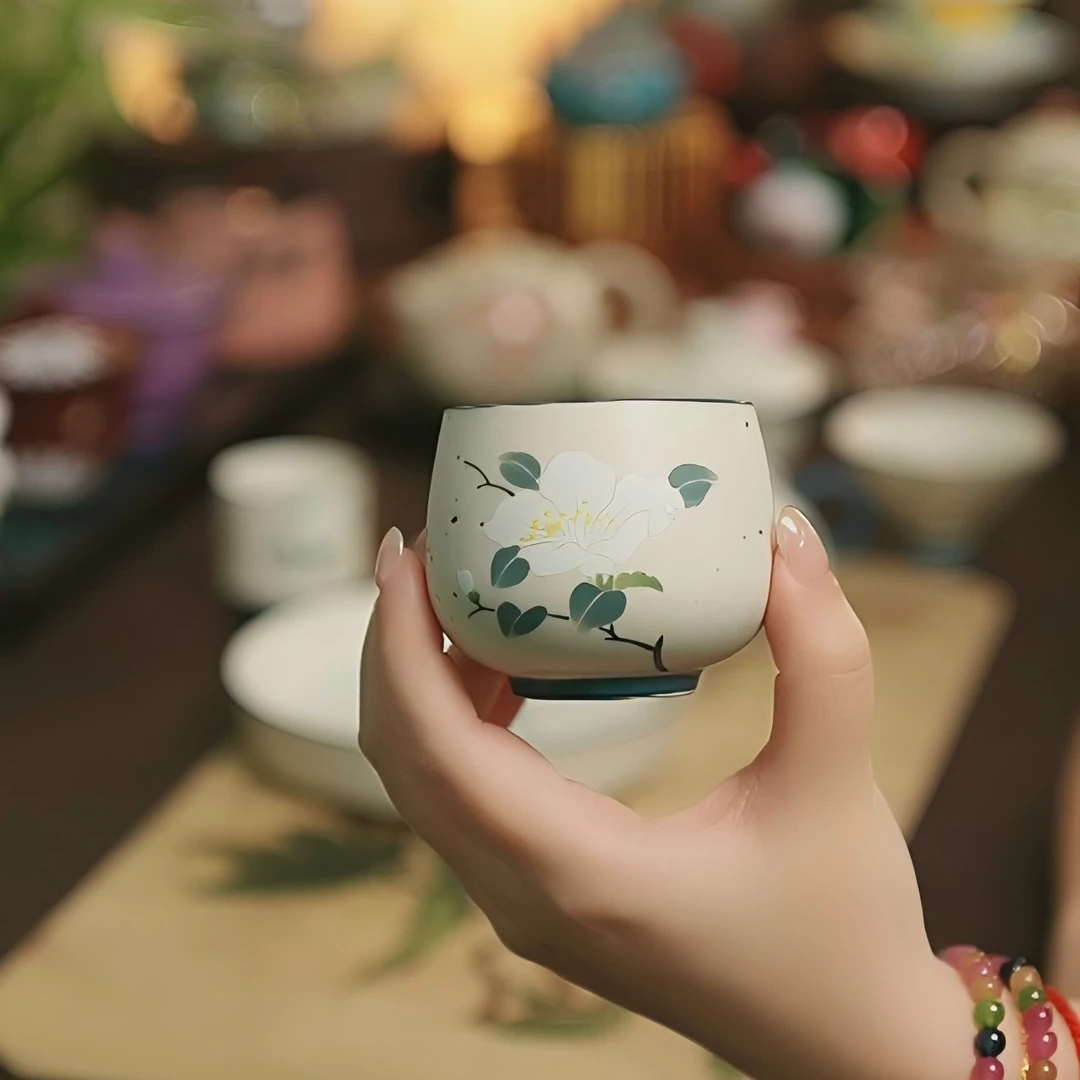 山茶花水彩风纯手绘釉下彩典雅女士陶瓷茶具禅定杯（容量80ml）
