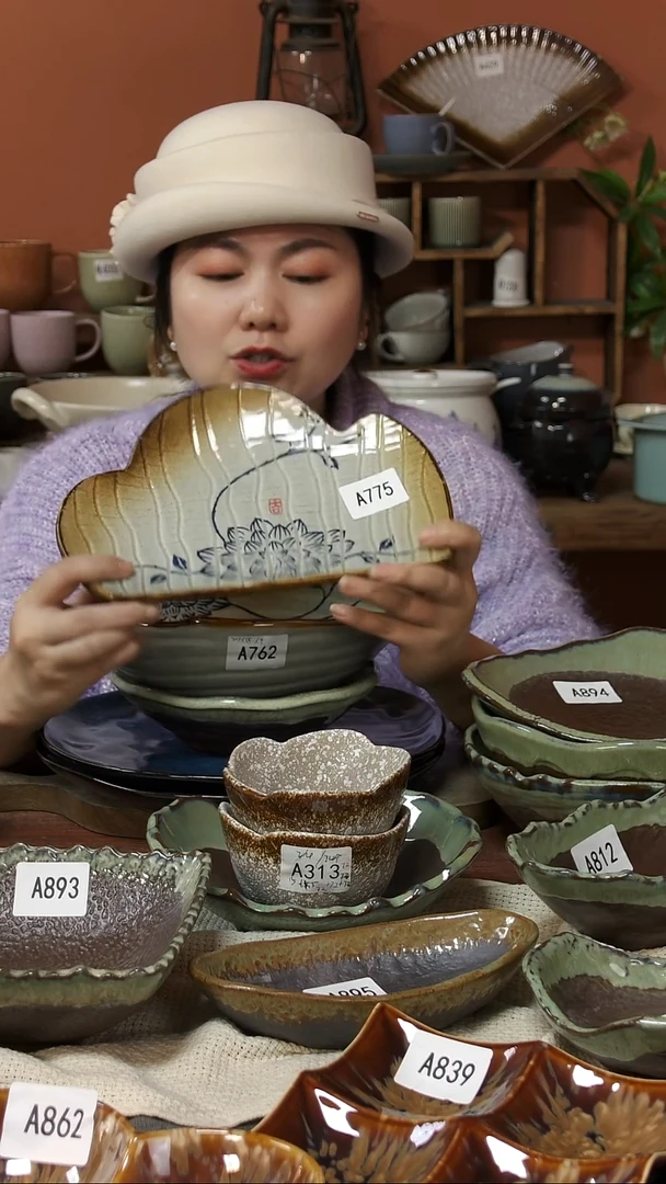 陶瓷A775 一只手绘蓝莲花云朵小盘26*17*3微瑕