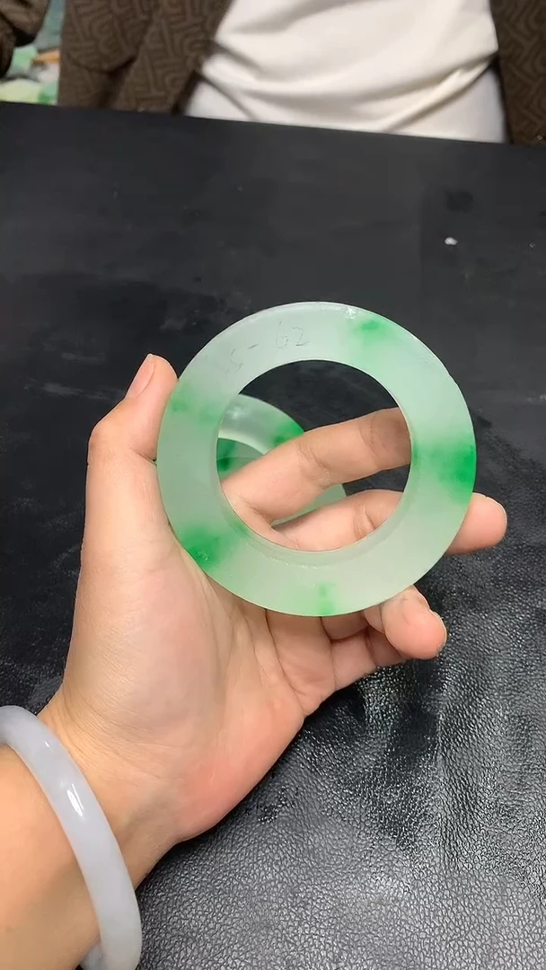 玉冰花色手镯毛坯