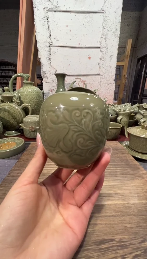 微瑕耀州窑莲纹罐