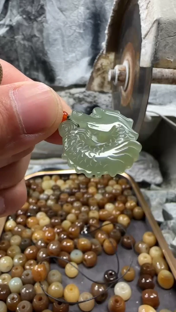 和田玉未镶嵌颈饰吊坠