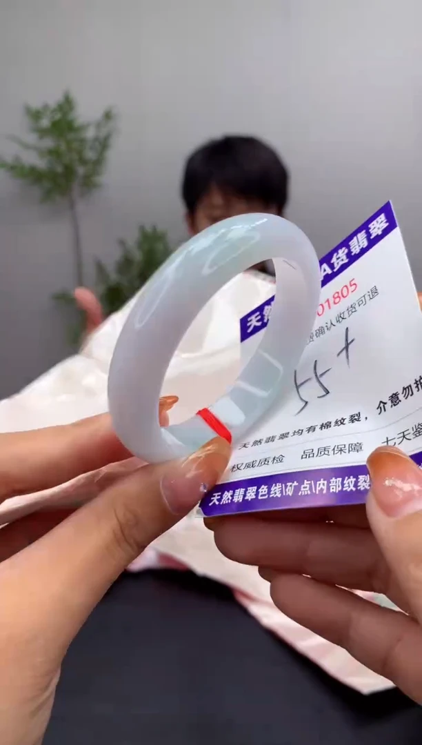 未镶嵌手镯翡翠有纹，完美者勿拍