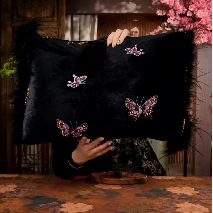 丝绒蝴蝶抱枕LQ8165