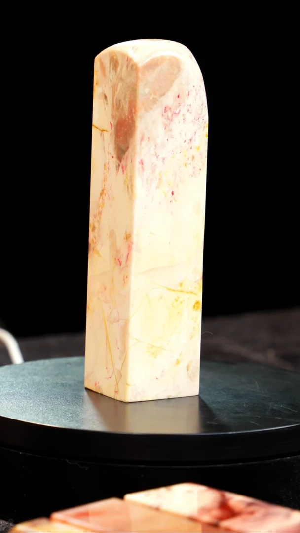 鸡血石瓷白鸡血石