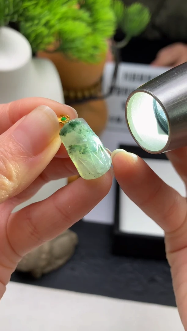 颈饰18K金镶嵌翡翠飞**?---124096