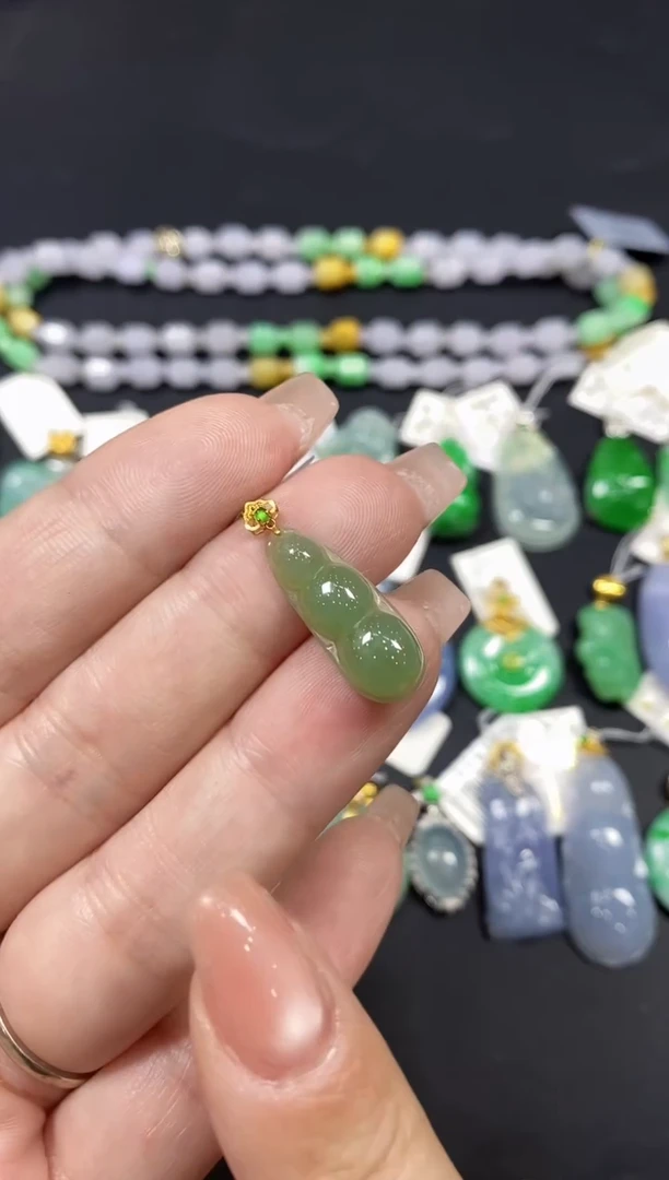 吊坠(不含链)18K金镶嵌翡翠豆子18K金扣镶嵌@@CMT
