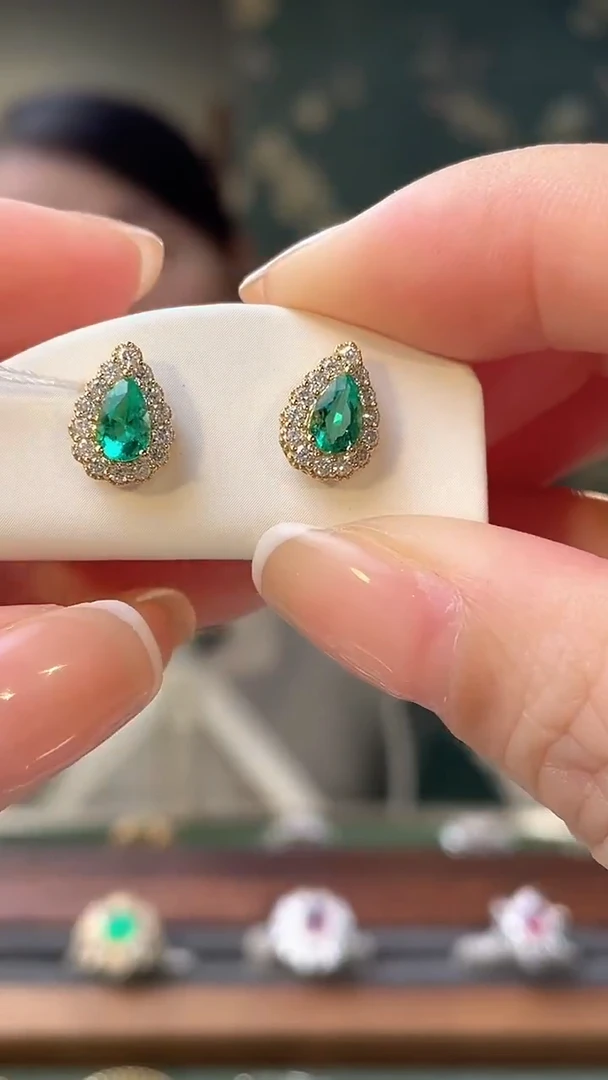 18K金镶嵌耳饰祖母绿哥伦比亚主石：0.69ct