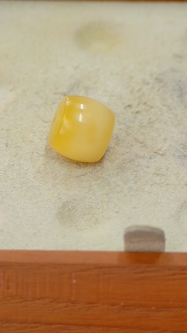 【闪购商品】蜜蜡裸石未镶嵌俄料直切12.4*11mm1.182克