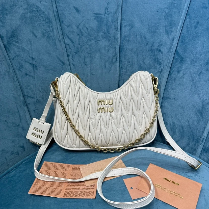 95新 MIU MIU/缪缪 新款褶皱月牙包白色金扣羊皮芯片款/30048091