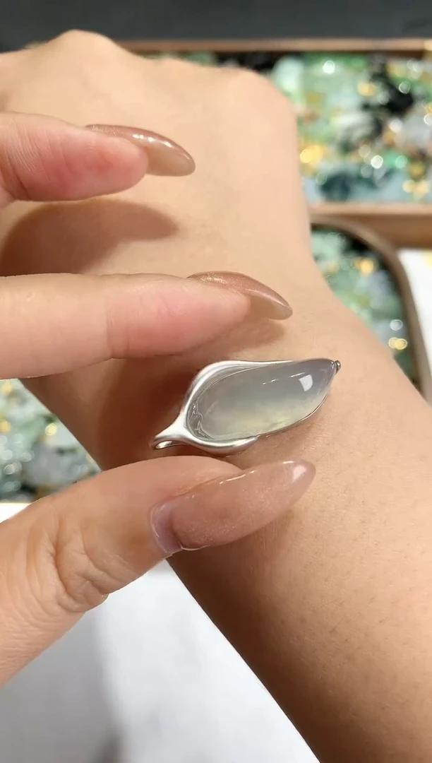 颈饰银S925镶嵌翡翠2025113001