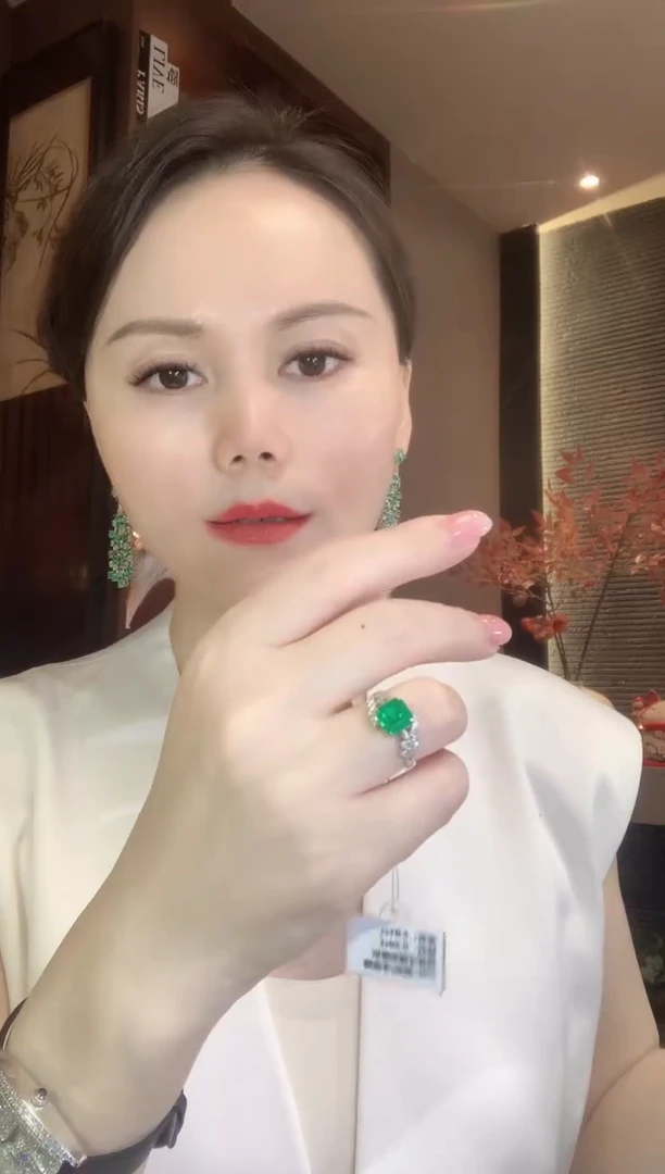 18K金镶嵌戒指祖母绿A84
