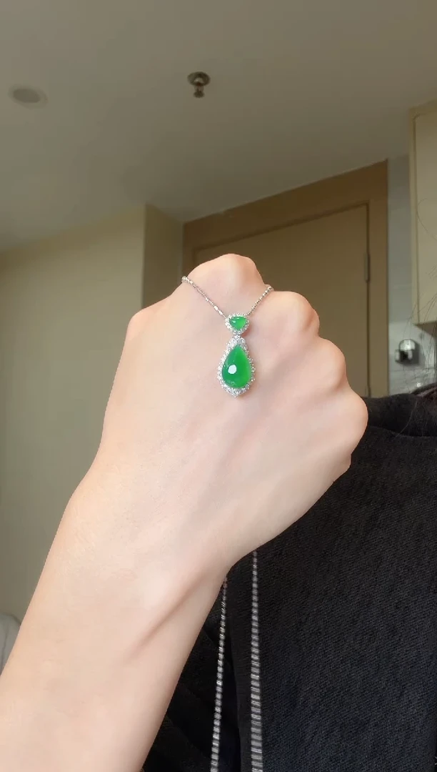 【闪购商品】翡翠吊坠(不含链)18K金镶嵌天然翡翠吊坠