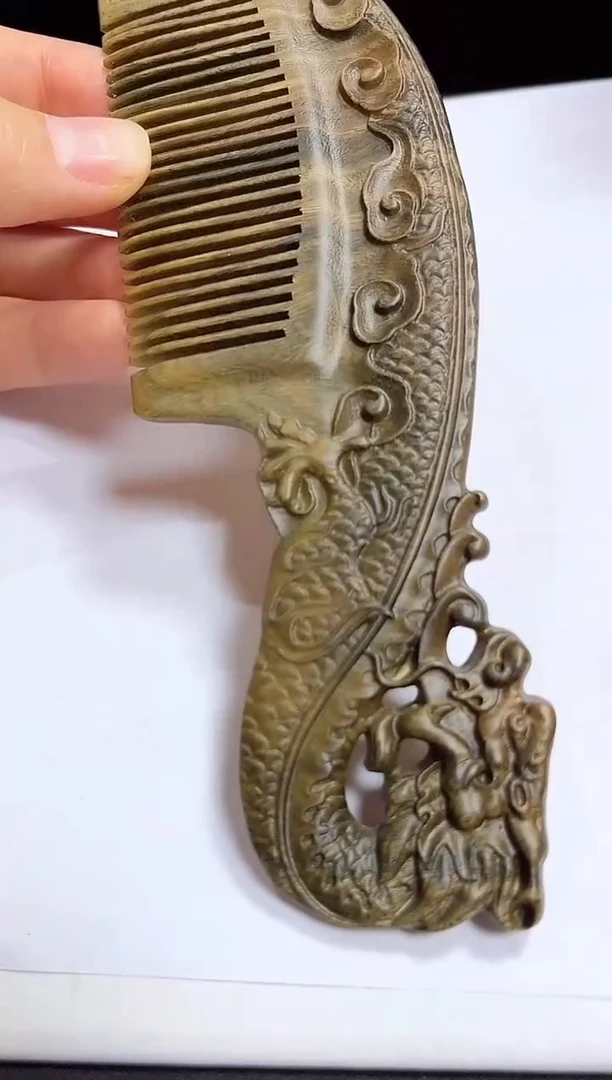 维腊木（绿檀）无事牌梳子