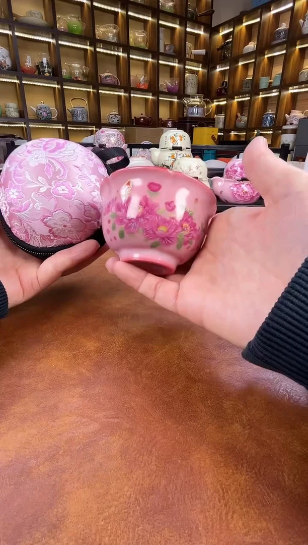 .粉色猪油冻主人杯带刺绣包