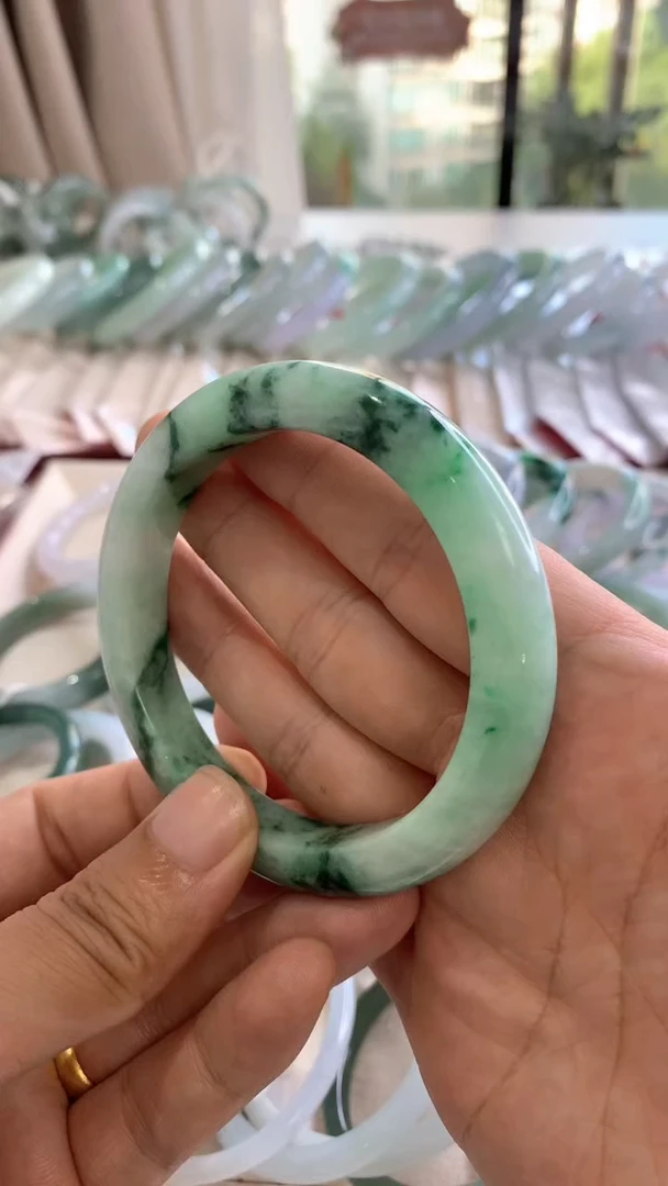 未镶嵌手镯翡翠绿底带色飘花59