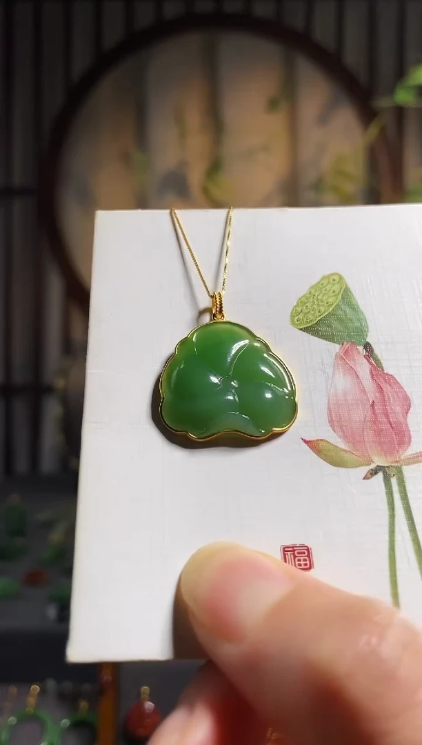 颈饰18K金镶嵌和田玉，碧玉肉粉绿，荷叶——荷荷美美