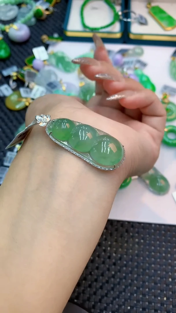 颈饰18K金镶嵌翡翠1