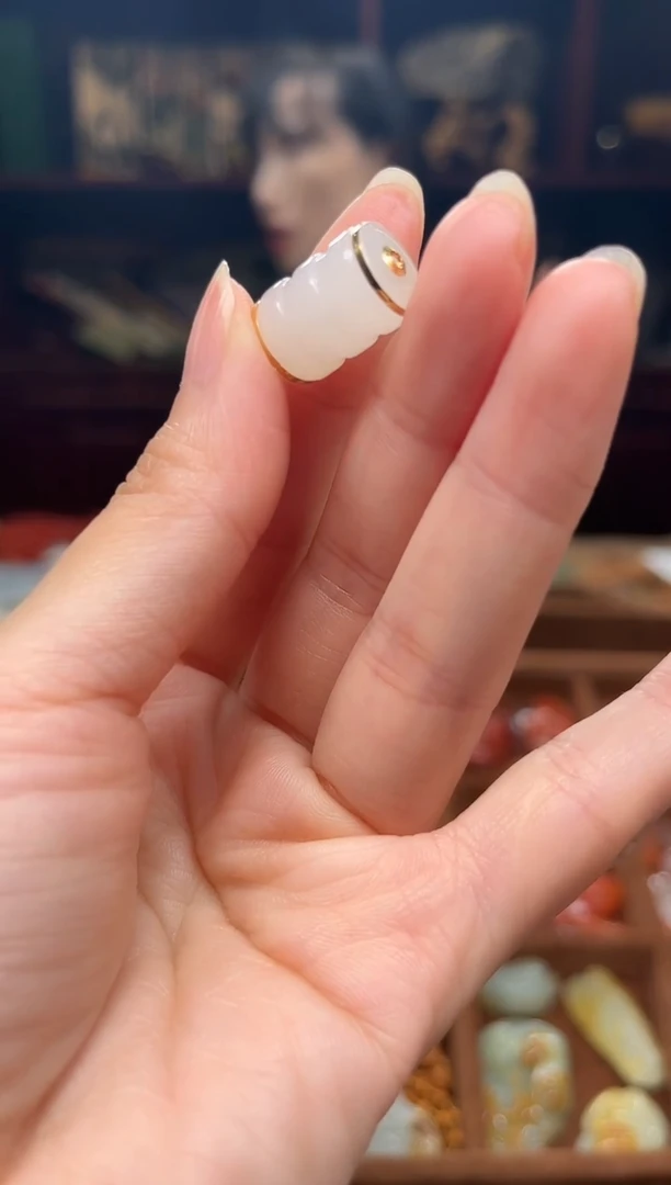 颈饰18K金镶嵌和田玉路路通